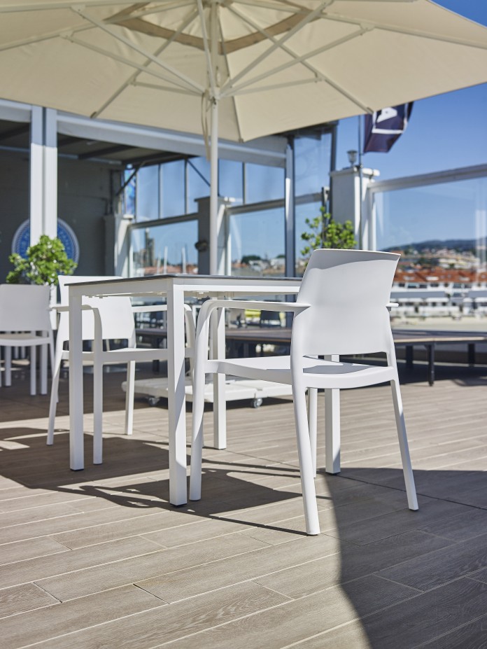 Silla Dock con brazos apilable